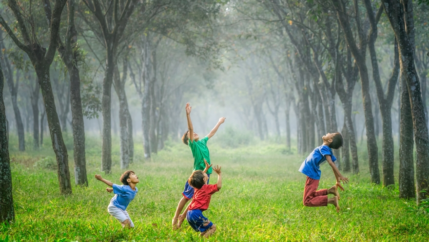 Kinder spielen