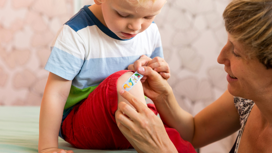 Kleinkinder_wird_verarztet_Grosi