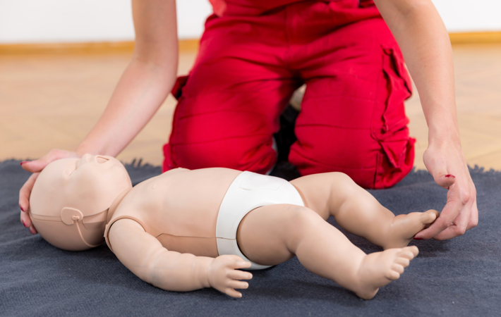 Dans ce cours d'urgence pour les bébés et petits enfants, vous apprenez comment prévenir les accidents graves et comment effectuer des gestes de réanimation. 