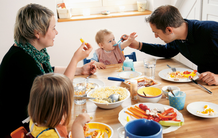 Wie gestalten Sie Haupt- und Zwischenmahlzeiten? Wie entwickelt Ihr Kind einen natürlichen Umgang mit Lebensmitteln? Entdecken Sie alles zum Essen am Familientisch.
