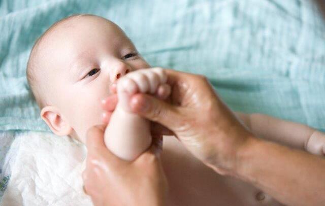 Ein Neugeborenes hat ein Bedürfnis nach Berührung und Bewegung. Die Babymassage kommt diesem entgegen. Sie erhalten eine Einführung in die Babymassage und Anleitungen zu Massagen bei Koliken und Blähungen.