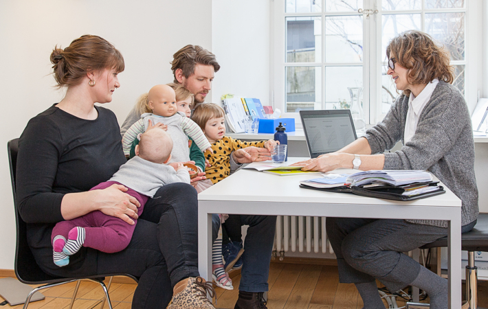 Avec notre expertise en matière de liens entre parents et enfants, de développement, d'éducation et de soins, nous soutenons les familles à votre demande ou vous rendons compte des procédures de protection de l'enfant et de l’adulte en cours.