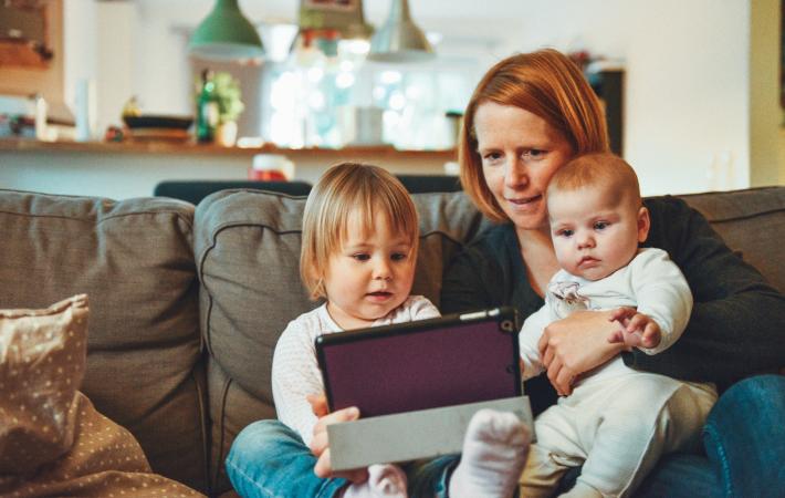 Schon für kleine Kinder spielen Medien eine wichtige Rolle im Alltag. Aber auf was sollte man als Eltern achten?