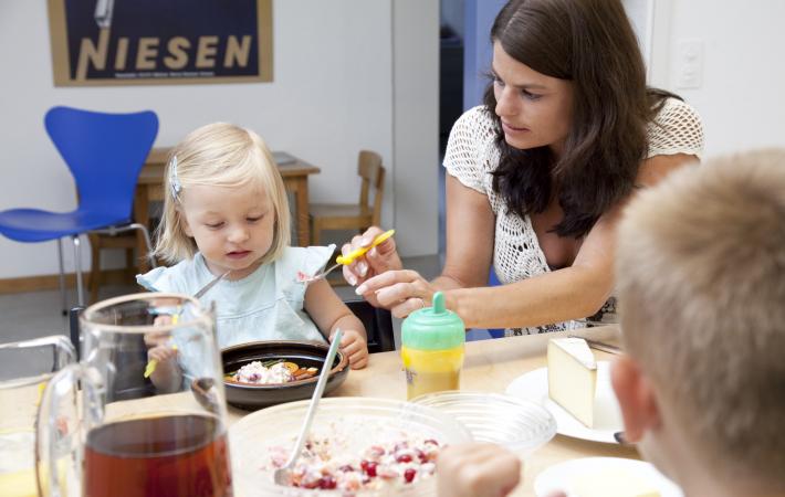 Notre enfant mange avec nous - comment faire sans stress ni "extra" ? Nous vous montrons ce qui est à respecter pour que manger soit un plaisir !
