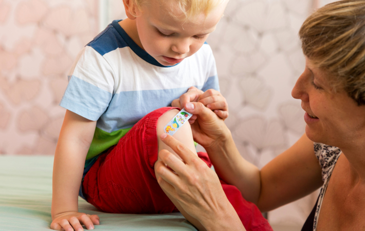 Kleine Unfälle sind schnell passiert. Aber wie reagiert man richtig? Und wie kann man Unfällen vorbeugen?