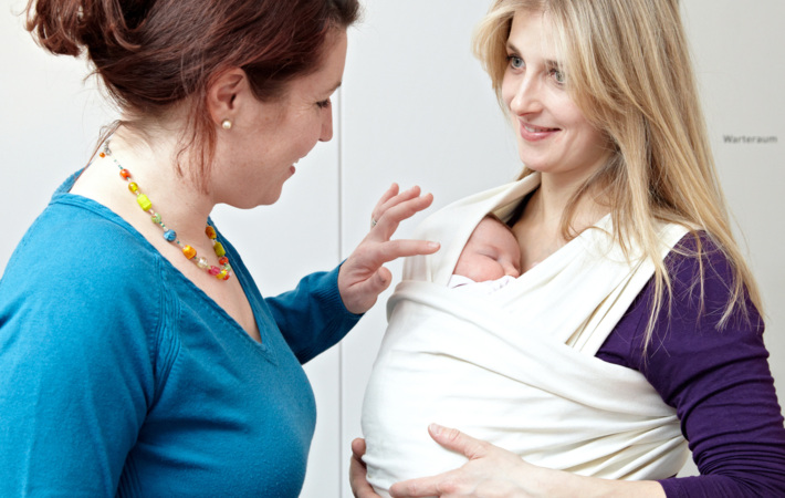 Tragen bietet viele Vorteile: Es stillt das Bedürfnis des Babys nach Nähe und Geborgenheit, fördert die Bindung und sorgt für Mobilität. Mehr zu den Trageweisen und was Sie dabei beachten sollten.
