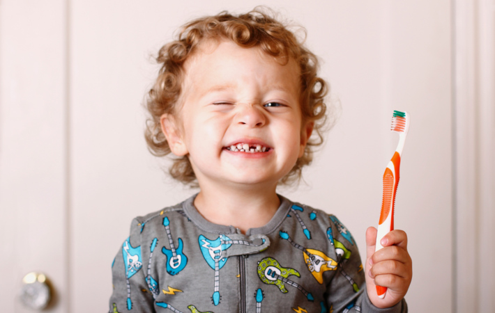 Pour les bébés, les soins corrects des dents de lait sont essentiels pour la santé future des enfants.