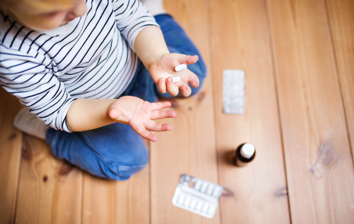 Baby und Kleinkinder folgen ihrem Forscherdrang und erlangen je nach Alter resp. Entwicklung immer neue Fähigkeiten. Entsprechend ändern sich auch die Risiken und die Unfallgründe für sie.
