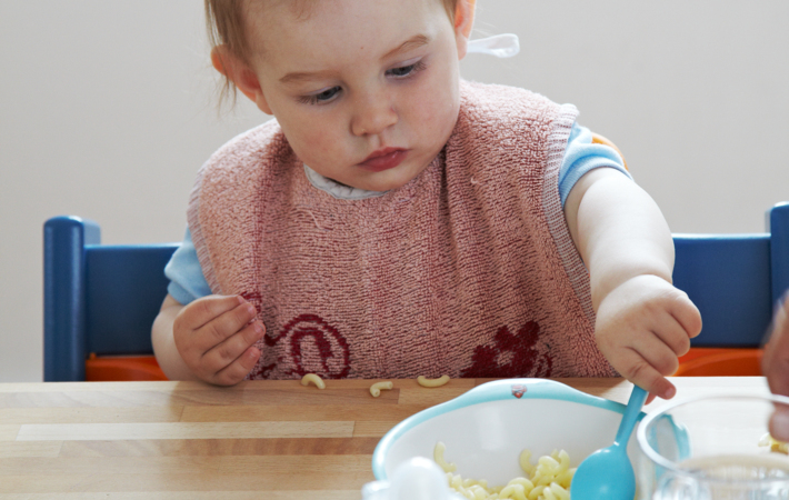 Au revoir la bouillie, bonjour la table familiale. Votre enfant est-il prêt à manger des aliments solides ? Nous vous montrons comment réussir cette transition.