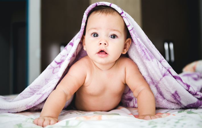 Wie erkenne ich, dass mein Baby spielen möchte, dass es müde oder gestresst ist? Wie kann ich es beruhigen? Unter Beobachtung der Babys gehen wir diesen Fragen nach.